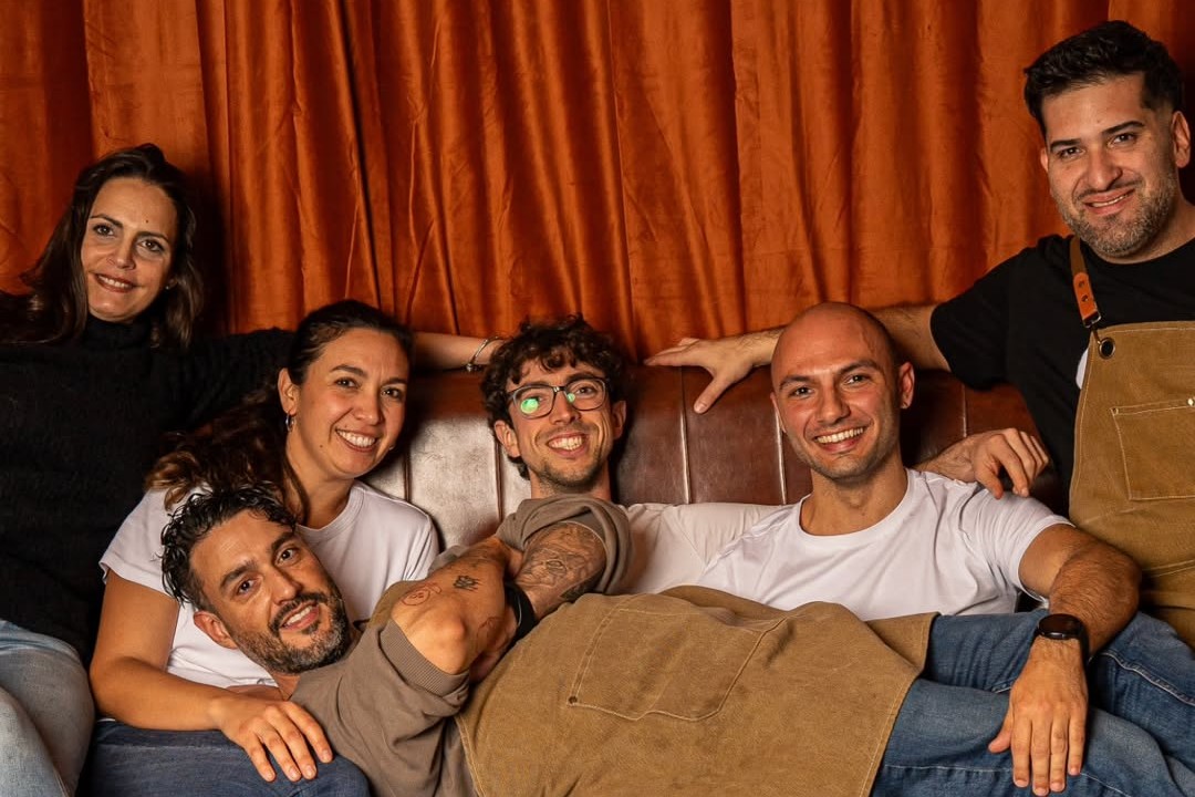 Equipo URO trabajando con manos e ingredientes